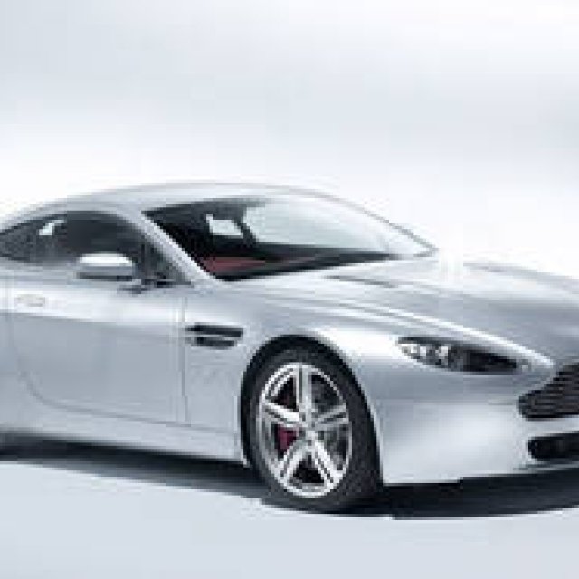 ASTON MARTIN V8 VANTAGE COUPE/ROADSTER｜2シーターのピュアスポーツ