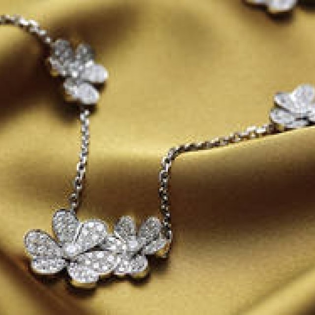 夜に煌く宝石の魔法｜装いの決め手となるジュエリースタイル VAN CLEEF & ARPELS