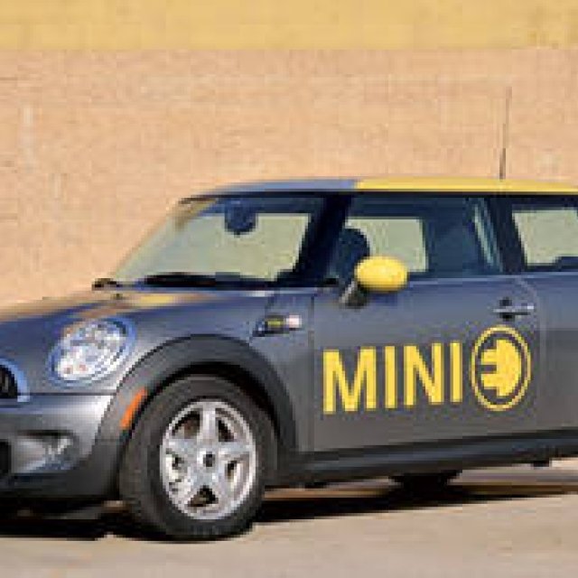 電気で走るMINI
