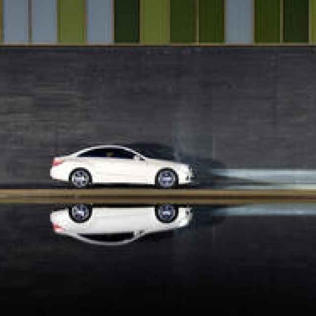 Mercedes-Benz E CLASS COUPE｜往年の名車を彷彿させる流麗なクーペ