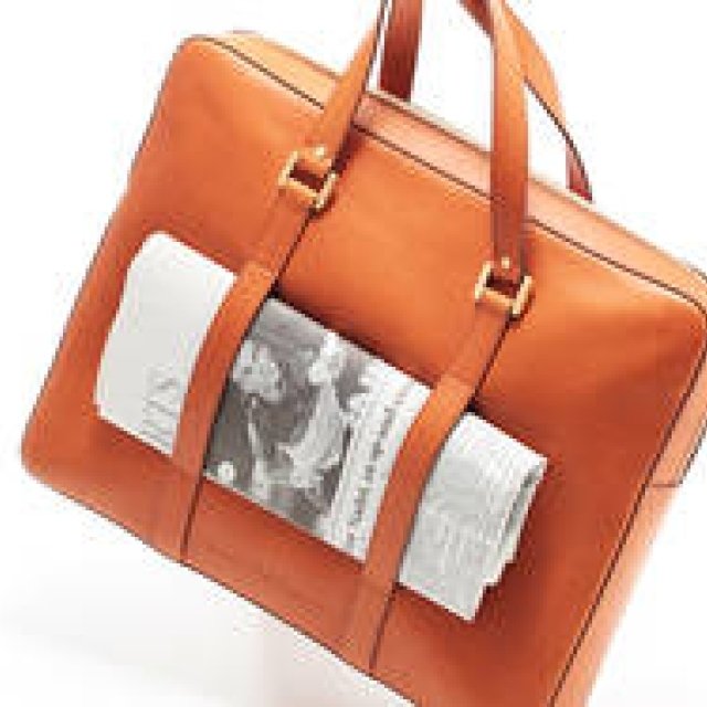 「デルボー」から新作メンズバッグ“Newspaper Bag”登場