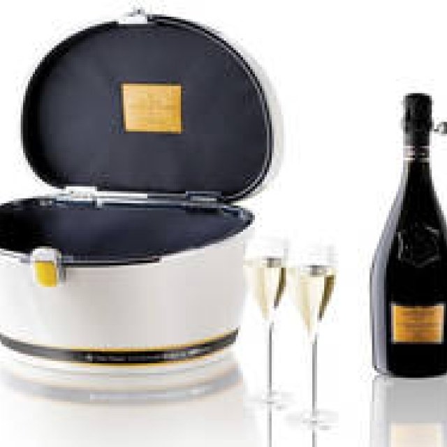 ヴーヴ・クリコ「ラ・グランダム byリヴァ クルーザーバッグ 2009」数量限定発売！