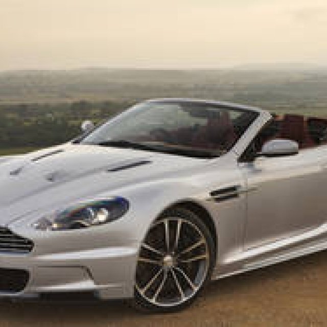 ASTON MARTIN DBS VOLANTE｜ディナージャケットを着たタフガイ