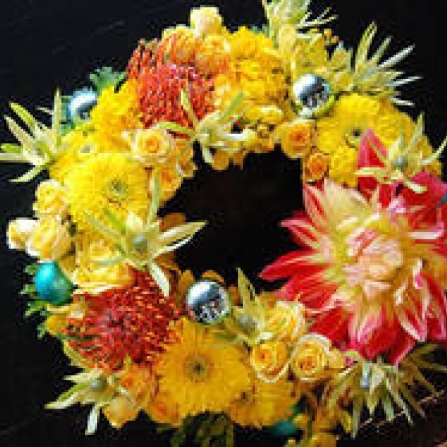 和気雅美│花のリングで華やかに、最旬カラーリース