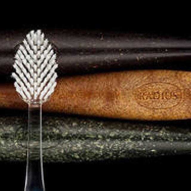 RADIUS｜ずっと使えるグリップのエコ歯ブラシ「ラディウス」