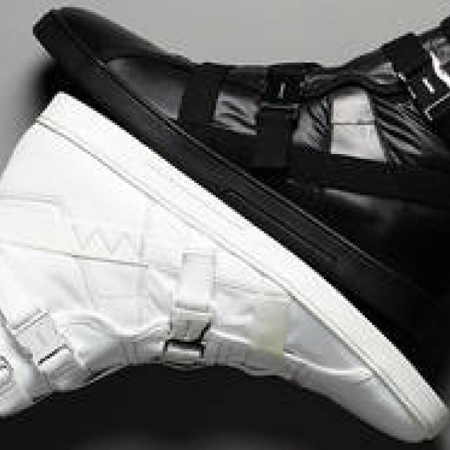 GUCCI｜ハーネスのディテールでモードなハイカットスニーカー