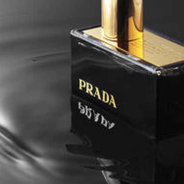 PRADA｜プラダ｜美しさと欲望のあいだで揺れ動く魅惑的な香り「プラダ ローアンブレー」誕生