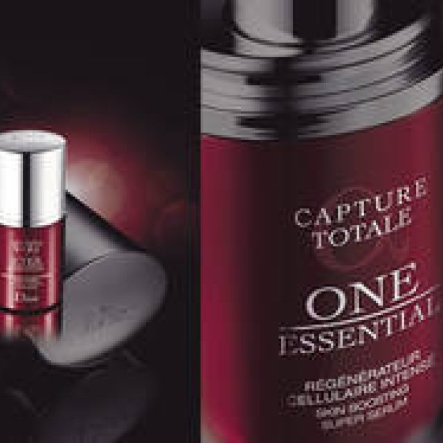 Dior｜目もと用スーパー美容液「アイ エッセンシャル」