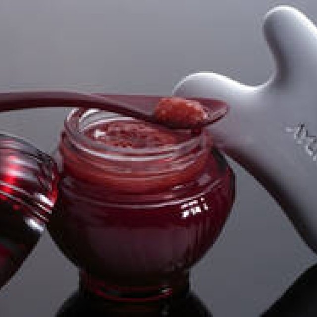 AYURA｜赤い和漢植物エキス配合のマッサージ美容液