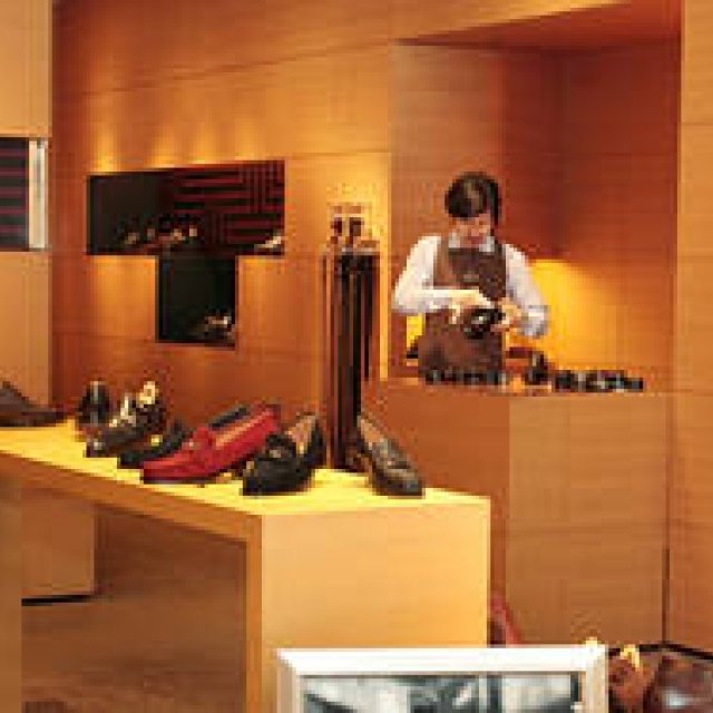 JOHN LOBB｜『ジョンロブ 丸の内店』店長の国本憲俊氏が指南するシューケアの心得