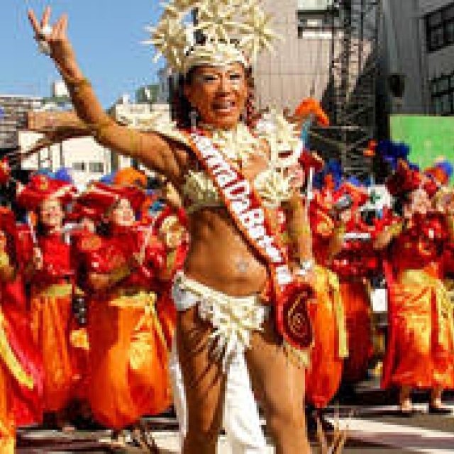 復興を祈願した「青山ワールドパレード」を開催