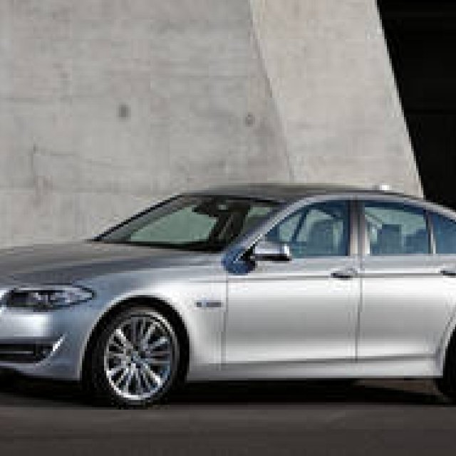 BMW　5シリーズに新世代エンジンを搭載｜BMW