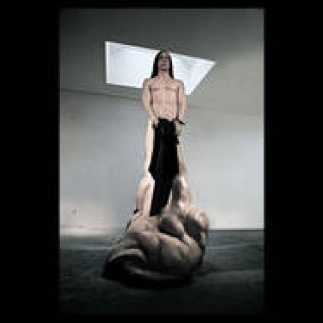 RICK OWENS｜『リック・オウエンス東京』に、蝋人形“RICKZILLA”出現