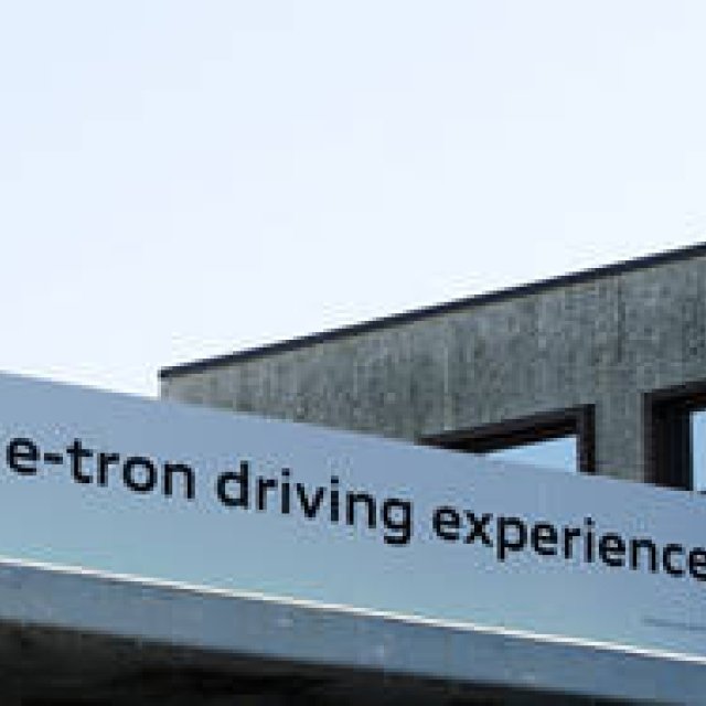 アウディによる未来への提案─アウディ e-tron｜Audi