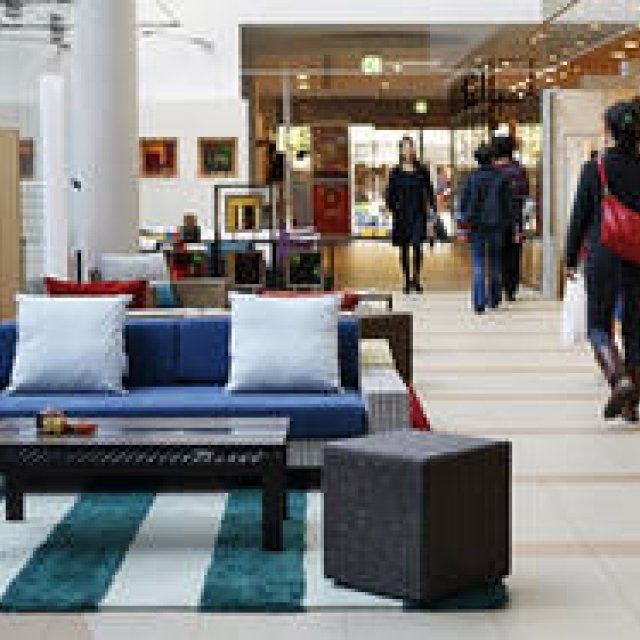 a.flat｜「代官山アドレス・ディセ」で家具とステンドグラスのコラボレーション