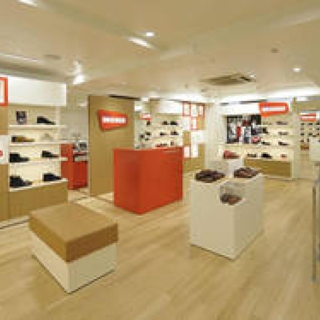 Clarks｜2フロアで展開する『クラークス表参道』オープン