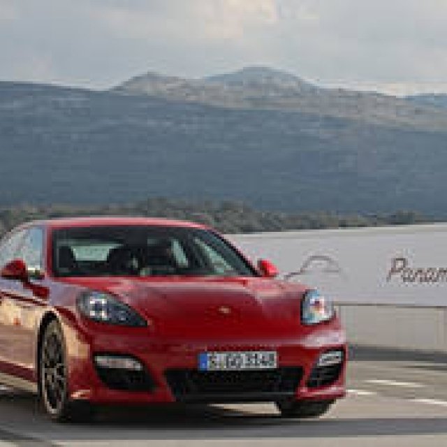 PORSCHE パナメーラ GTSにスペインで試乗