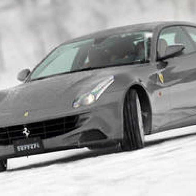 Ferrari FFに氷上サーキットで試乗