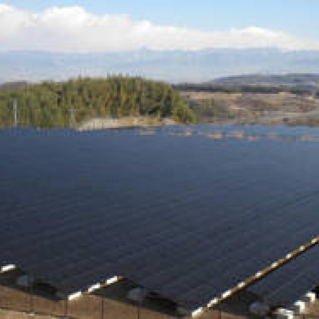 山梨の丘陵地帯に国内最大級のメガソーラー