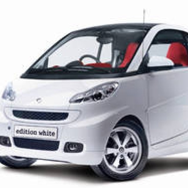 真っ白なエクステリアに鮮やかな赤の内装が際立つ特別仕様車｜smart