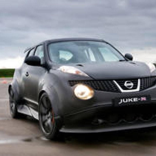 ジュークの皮をかぶったGT-R、ジューク-RがGT-Rと対決｜Nissan