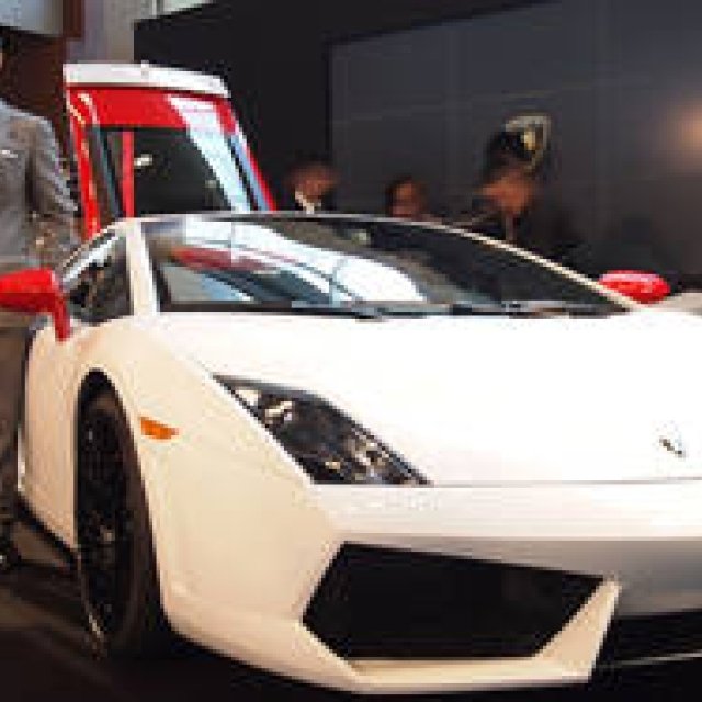 10台限定の日本専用モデル「ガヤルド LP560-4 ビアンコ・ロッソ」｜Lamborghini