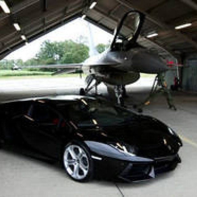 ランボルギーニ最新最強のアヴェンタドールが、空戦の王に挑む！｜Lamborghini