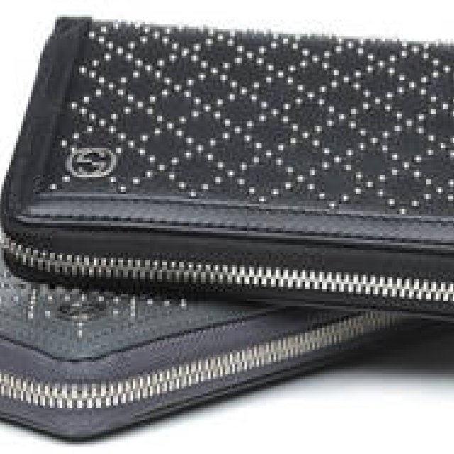 GUCCI｜長財布を手持ちで颯爽と！