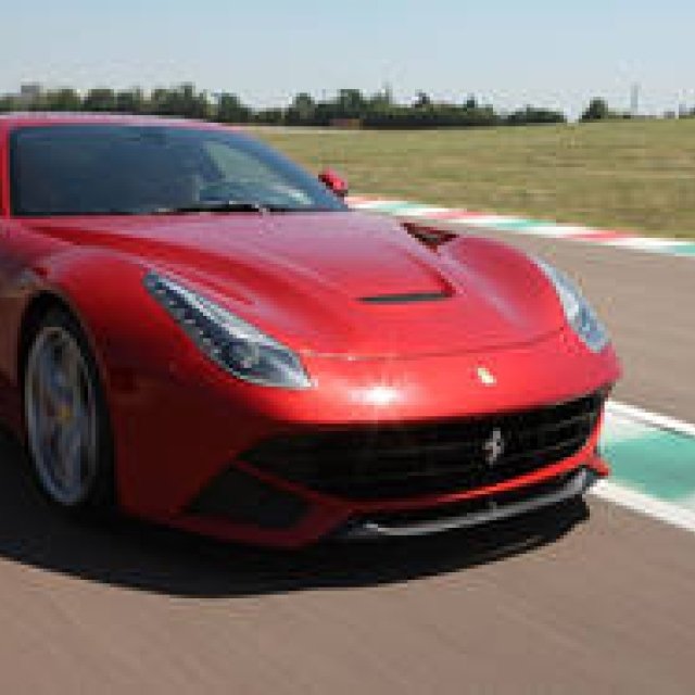F12ベルリネッタでアロンソとマッサが激走｜Ferrari