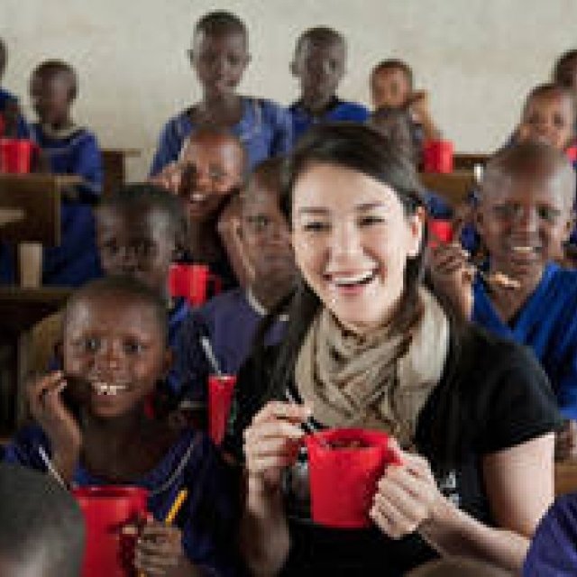 赤いカップの給食からひろがる子どもの未来