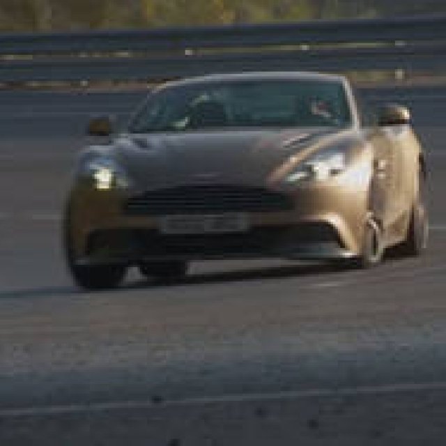 ヴァンキッシュのロードテストを公開｜Aston Martin
