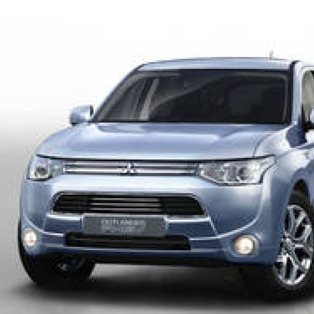 三菱がパリでプラグインハイブリッドをワールドプレミア｜MITSUBISHI