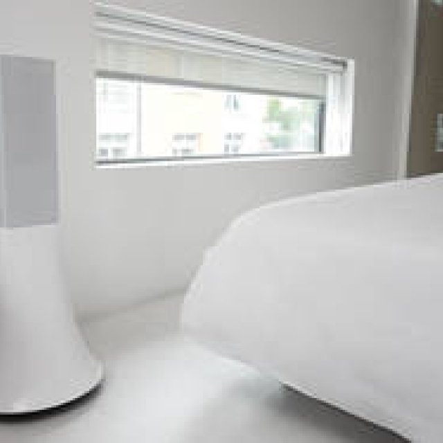 Parrot｜多様な接続に対応するタワー型ステレオスピーカー「Parrot Zikmu Solo by Starck」