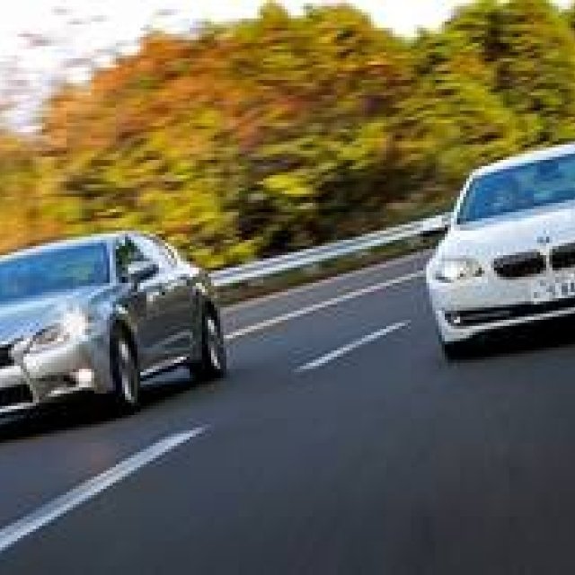 日独プレミアムハイブリッドサルーンの世界｜LEXUS & BMW