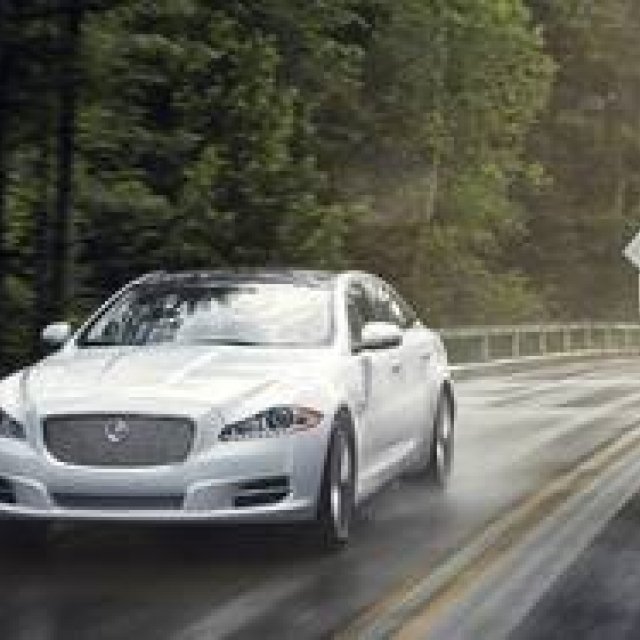 ジャガー新時代を切りひらくダウンサイジングエンジンに乗る｜Jaguar