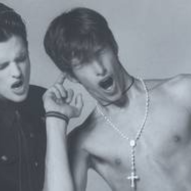 ヴェルサス｜新進気鋭のジョナサン・アンダーソンとのカプセルコレクションをリリース