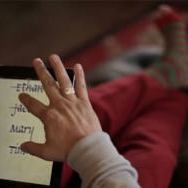 TUMI｜トゥミの動画「ケーススタディ」に“サンタ・クロース バージョン”登場