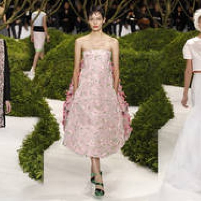 萩原輝美｜ラフ・シモンズがかけるDiorの魔法。目覚めよ、春の花！