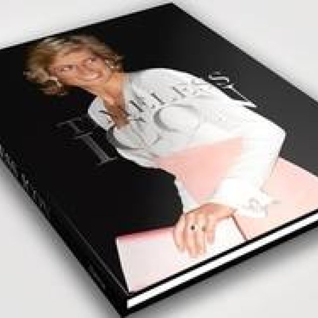 TOD'S｜写真集『タイムレス アイコン』をサポート