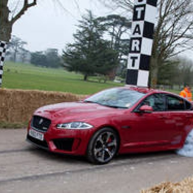 ジャガー最速のサルーン XFR-Sがヒルクライムを披露｜Jaguar