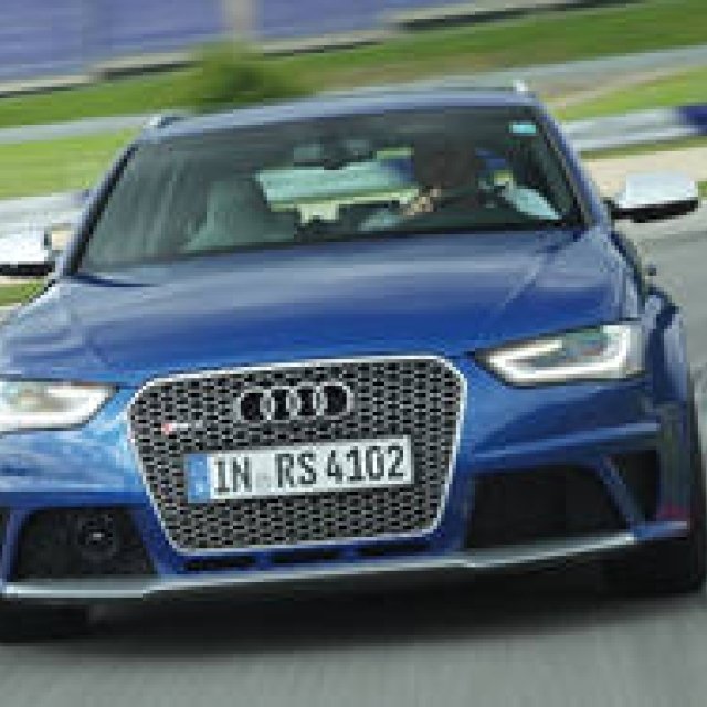 アウディ RS 4 アバント 日本発売｜Audi 