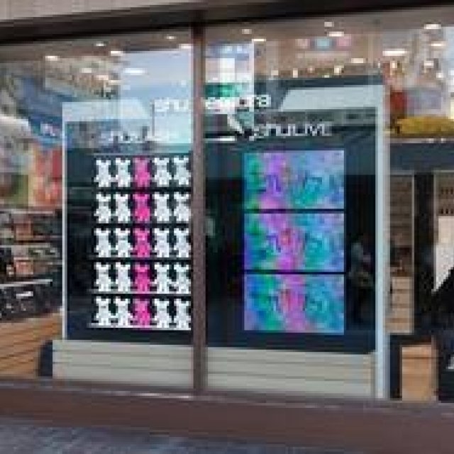 shu uemura｜渋谷駅ハチ公口に新名所「シュウ ラッシュ」が誕生