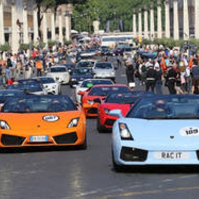 ランボルギーニ50周年 生まれ故郷に大集合｜Lamborghini