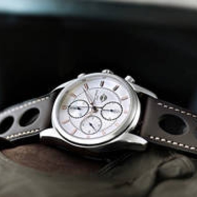 FREDERIQUE CONSTANT｜伝説の名車からインスパイア