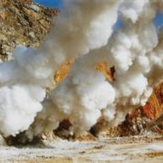 ART｜爆破する岩石を撮影した、畠山直哉氏による写真展『BLAST』