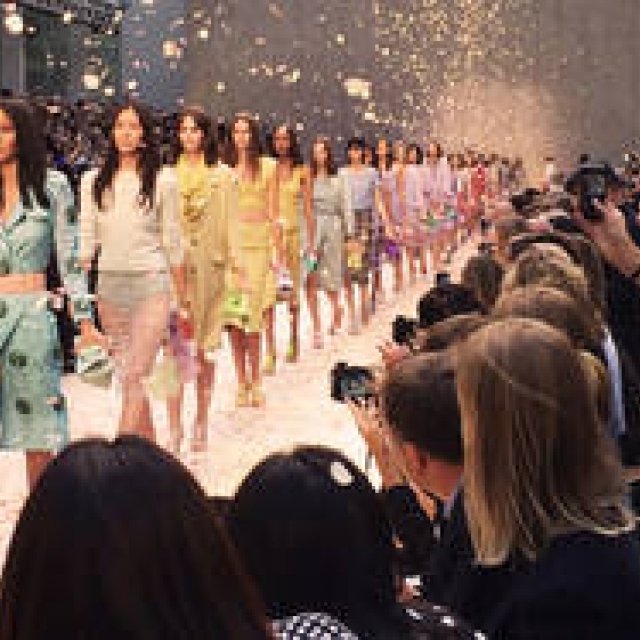 萩原輝美｜大空に花の乱舞　バーバリー プローサムにうっとり