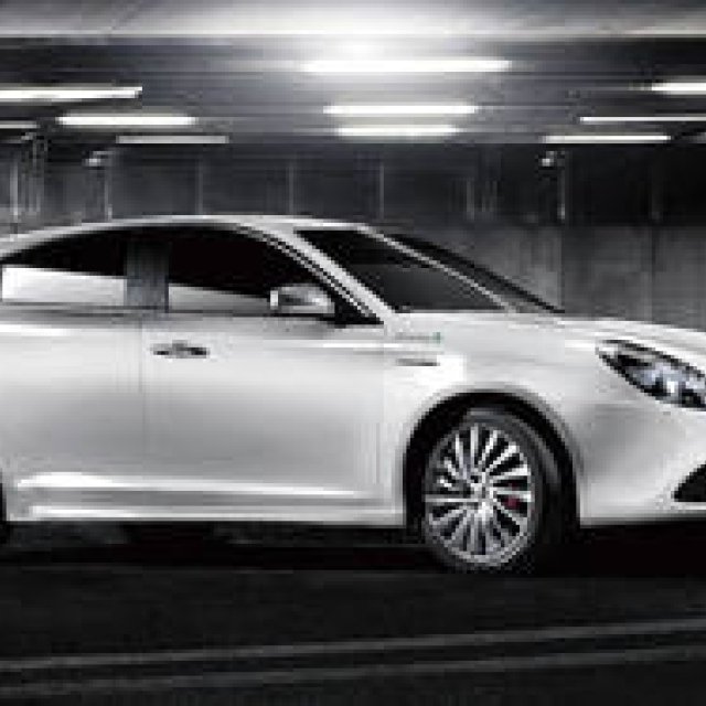 ホワイト&レッドレザーの特別なジュリエッタ｜Alfa Romeo