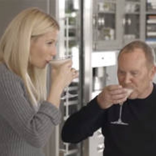 MICHAEL KORS｜G・パルトローとのオリジナル・ムービーを公開！