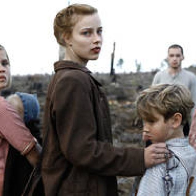 MOVIE｜ナチス高官の子どもたちがたどる過酷な旅『さよなら、アドルフ』