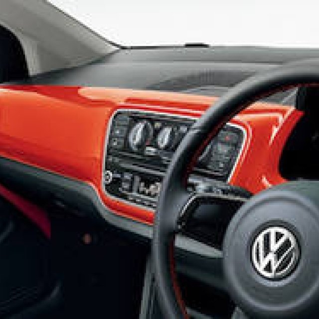 あざやかなオレンジでコーディネートしたup!｜Volkswagen